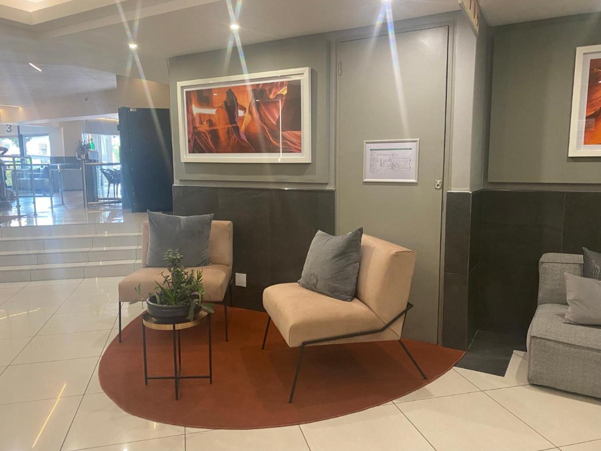 Lovely Rosebank 1-Bedroom Condo With Pool & Cinema Johannesburg Exterior photo