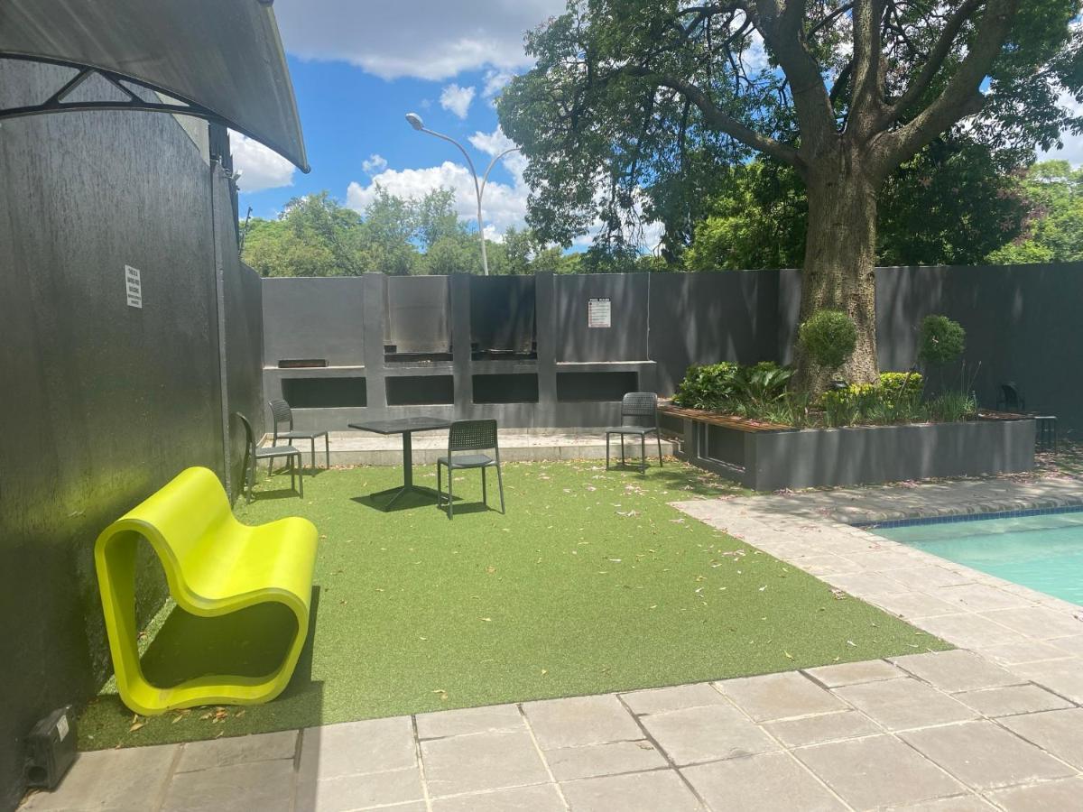 Lovely Rosebank 1-Bedroom Condo With Pool & Cinema Johannesburg Exterior photo