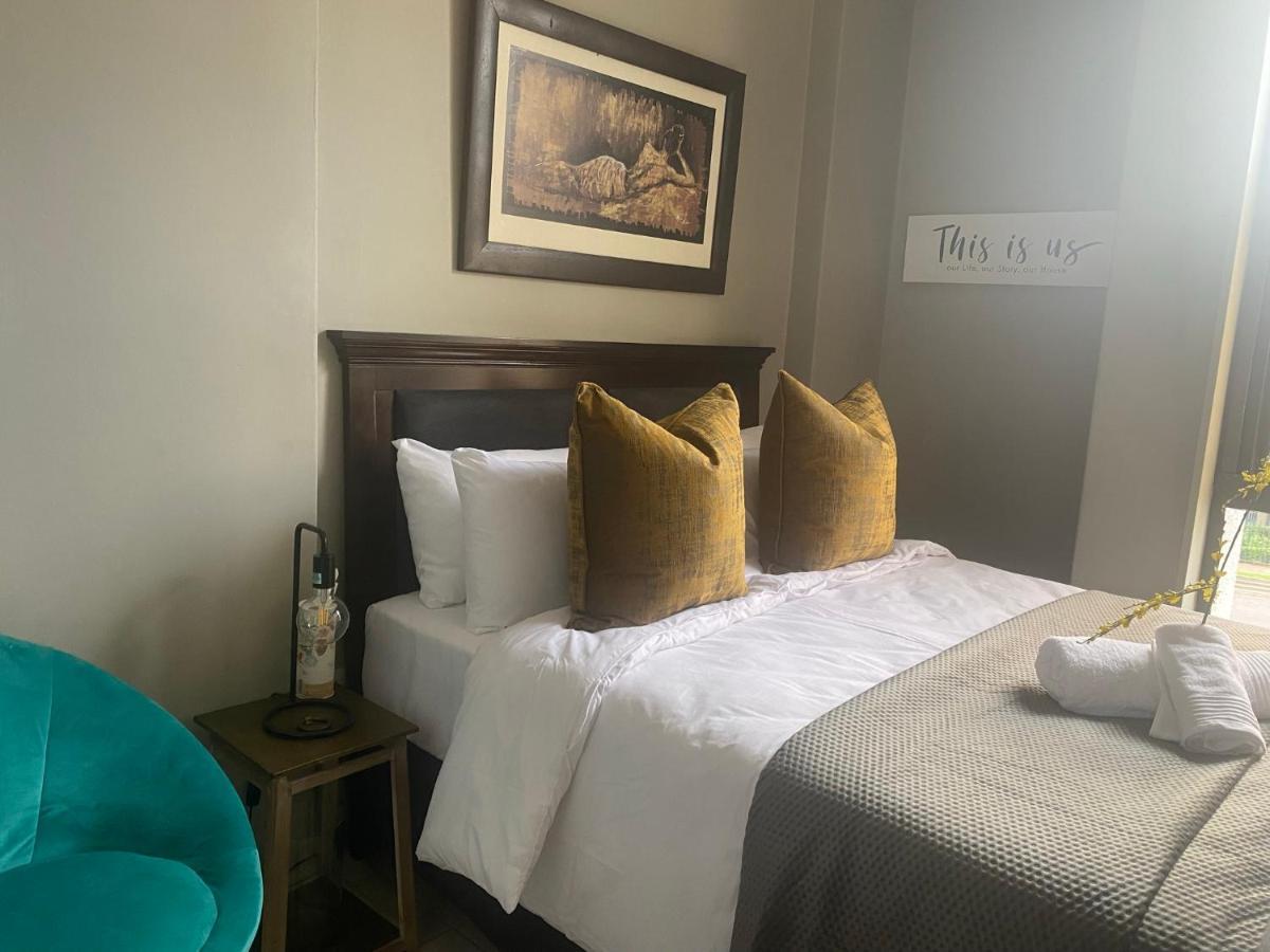 Lovely Rosebank 1-Bedroom Condo With Pool & Cinema Johannesburg Exterior photo