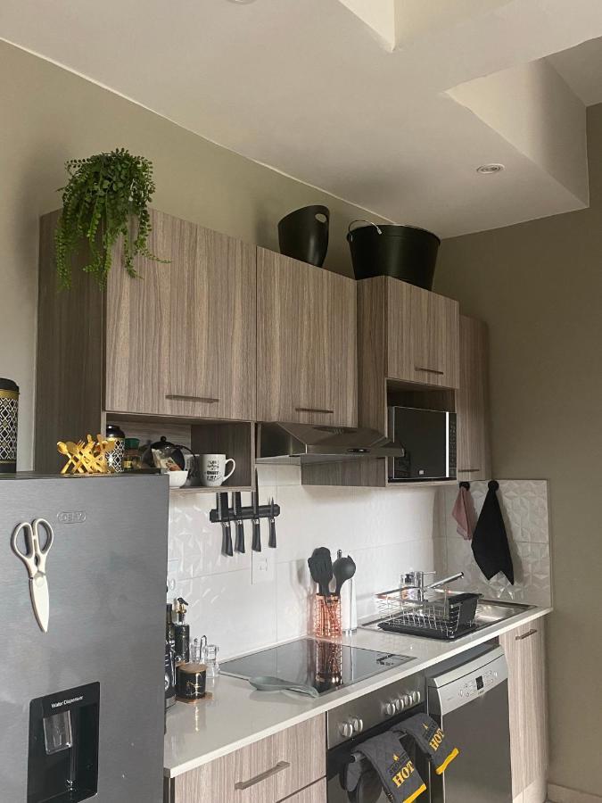 Lovely Rosebank 1-Bedroom Condo With Pool & Cinema Johannesburg Exterior photo
